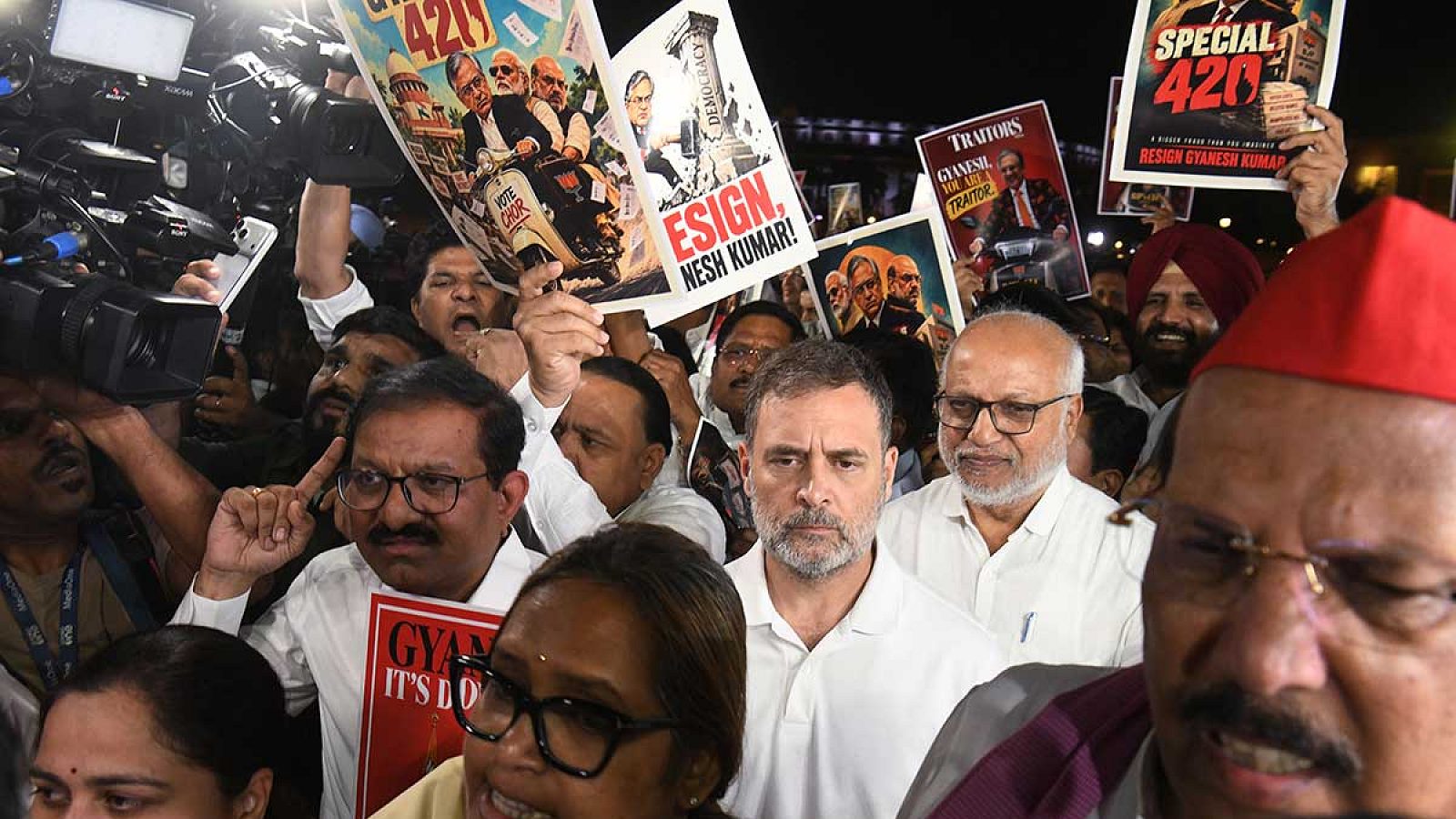 Rahul Gandhi empurrou uma jornalista grávida durante um protesto? SC solicita resposta