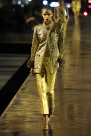 Anthony Vaccarello deixa Saint Laurent após 10 anos de legado na grife