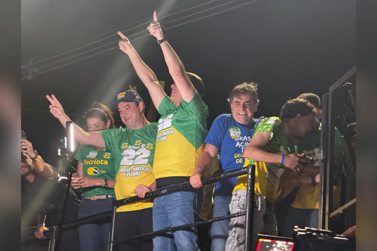 Flávio Bolsonaro em MG: "Poucas horas pra tirar o Brasil do cativeiro"