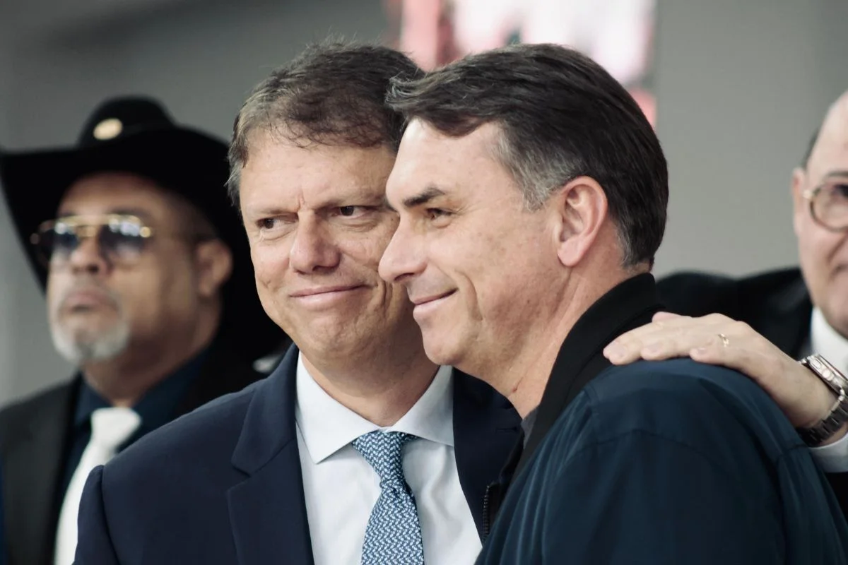Tarcísio lidera em engajamentos pró-Flávio entre governadores. Veja ranking