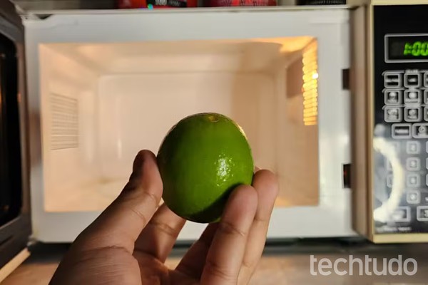 Como limpar o micro-ondas por dentro e tirar o cheiro de comida