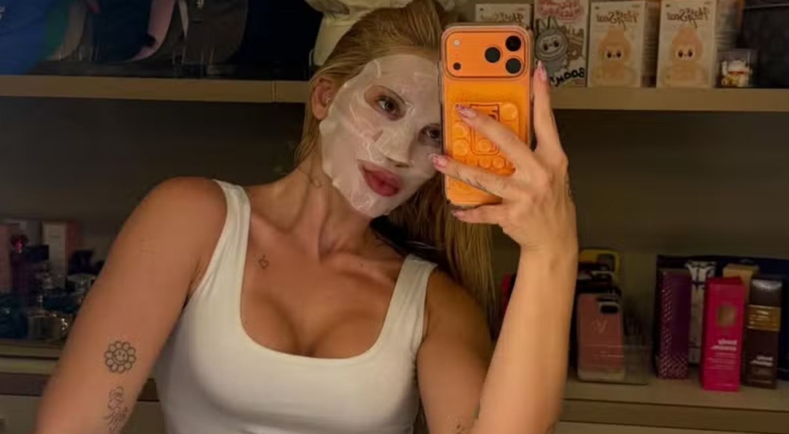 Virginia Fonseca usa m&aacute;scara para hidratar o rosto