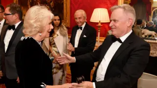 A Rainha presta homenagem ao 'irrepressível' Jeffrey Archer