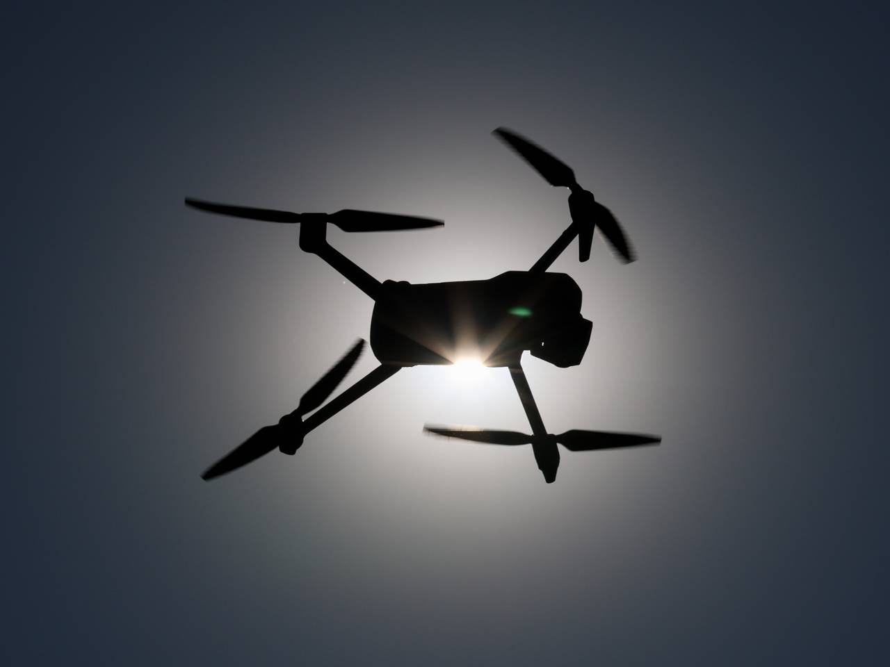 Forças de defesa aérea derrubaram mais de duas dezenas de drones sobre a região de Leningrado.
