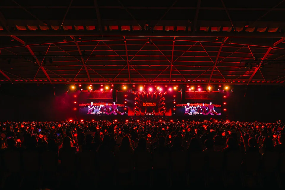 A banda de rapazes K-pop virtual Plave Pepper estreou em concerto em Singapura com muita Singlish