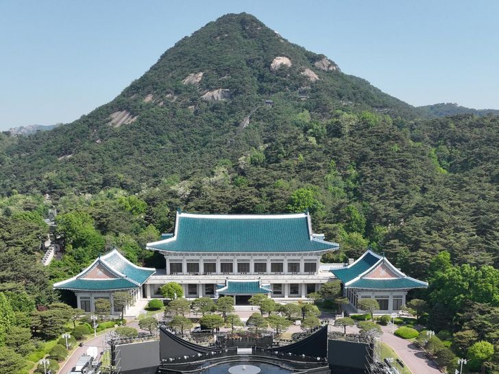 Mount Bukak is seen behind Cheong Wa Dae in Seoul, May 9, 2023. Yonhap