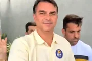 Flávio Bolsonaro (PL) chega em Brasília após votar no Rio