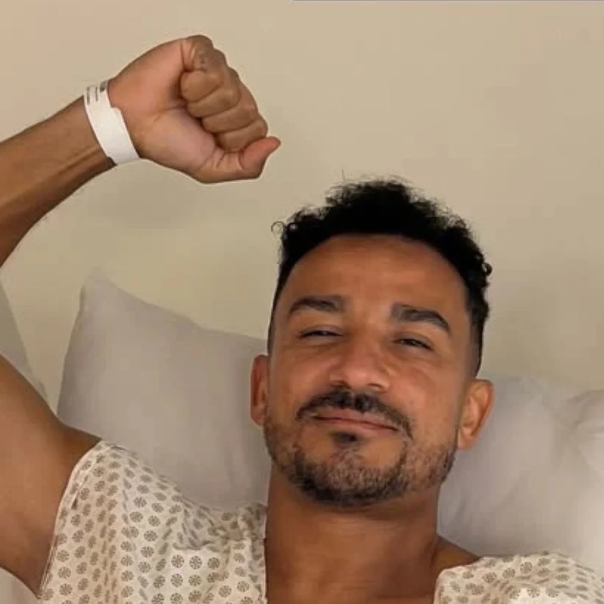 Danilo, do Flamengo, celebra sucesso na cirurgia e zoa filho tricolor