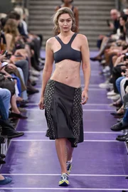 Miu Miu revela parceria com Wrangler e apresenta jeans vintage em Paris