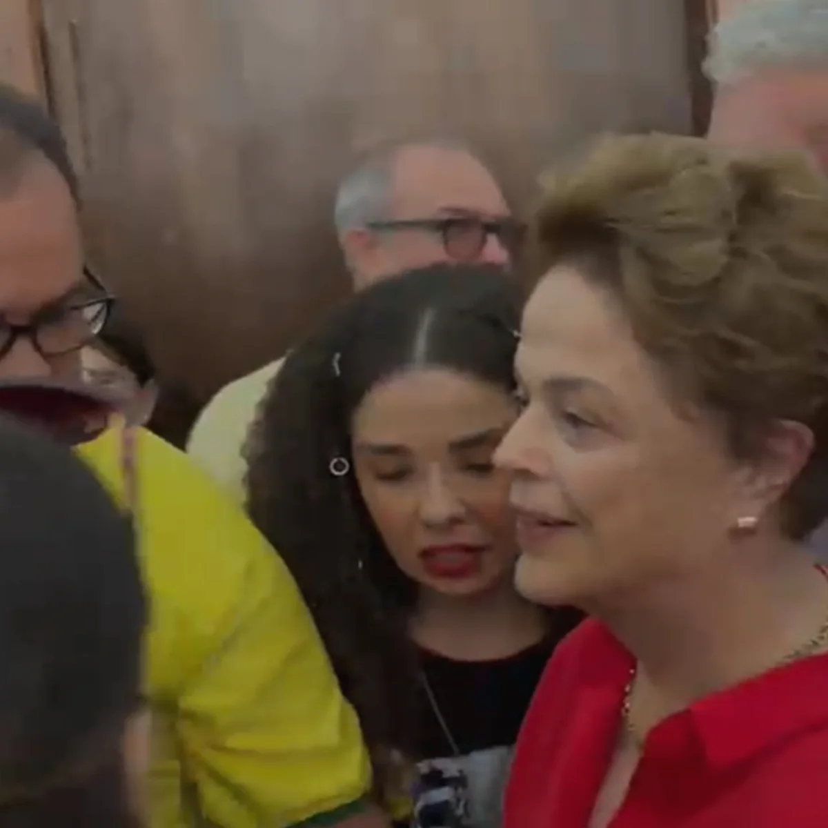 Voto de Dilma em BH tem aplausos, vaias e empurra-empurra