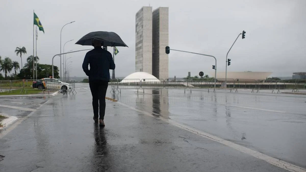Eleitor do DF deve encarar pancadas de chuva no 1° turno das eleições