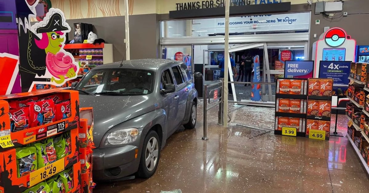 Motorista invade supermercado após encontrar loja fechada e diz que precisava usar o banheiro