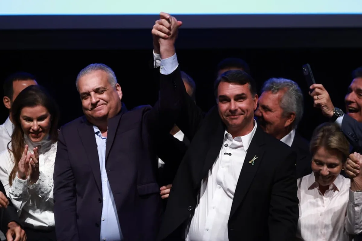 Flávio Bolsonaro define Alfredo Gaspar como vice em chapa puro-sangue