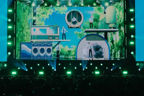 A banda de rapazes K-pop virtual Plave Pepper estreou em concerto em Singapura com muita Singlish