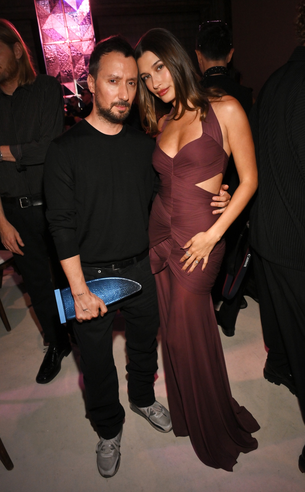 Anthony Vaccarello deixa Saint Laurent após 10 anos de legado na grife