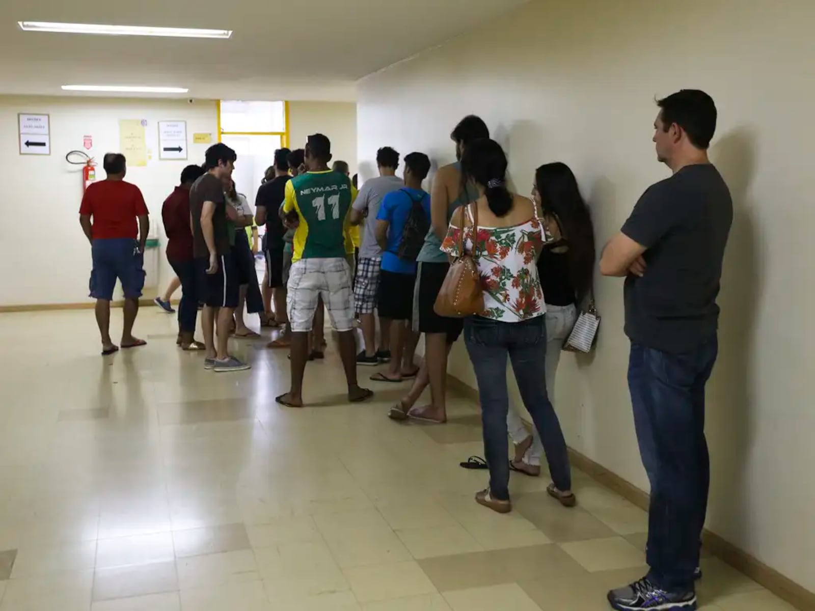 Fila de votação em colégio de Brasília Valter Campanato/Agência Brasil