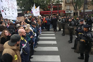 Milhares de manifestantes vão às ruas de Paris após Justiça suspender proibição de protestos