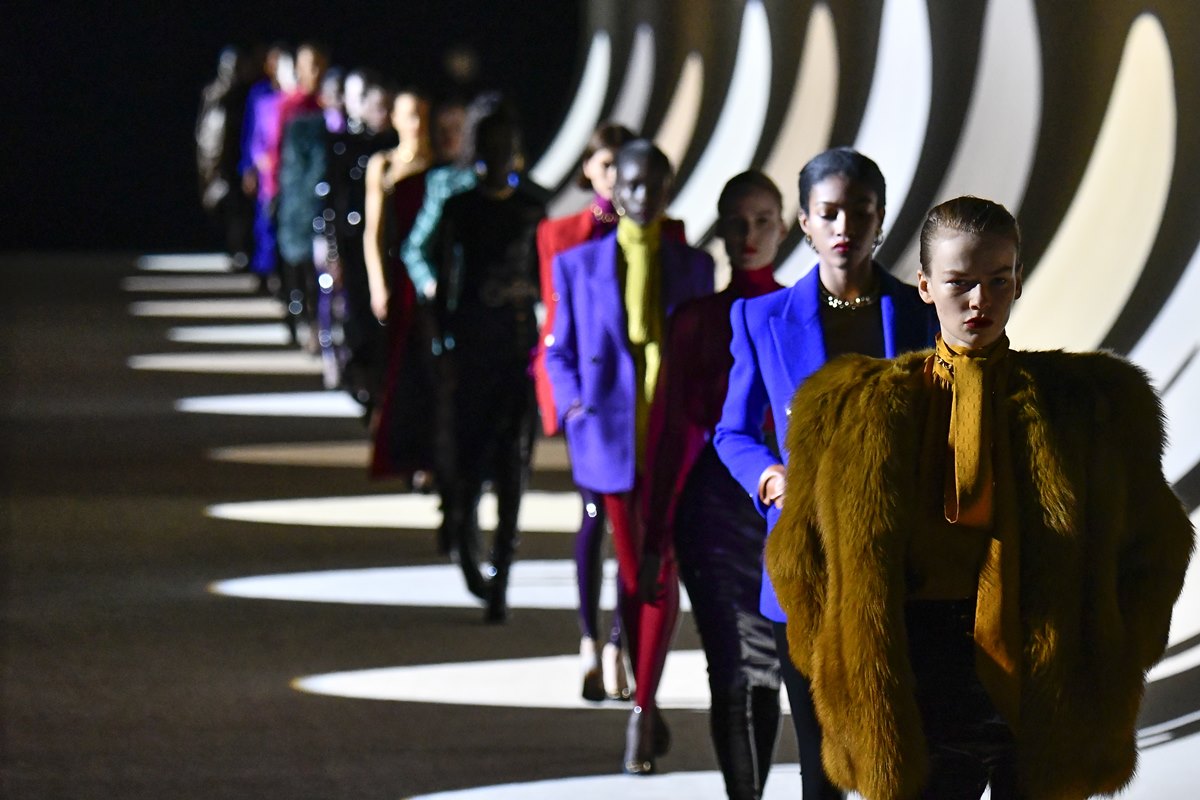 Anthony Vaccarello deixa Saint Laurent após 10 anos de legado na grife