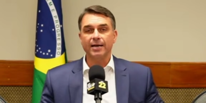 Fl&aacute;vio Bolsonaro (PL-RJ) durante live aberta nas redes sociais ap&oacute;s cancelamento do debate da Globo Foto: Reprodu&ccedil;&atilde;o / YouTube