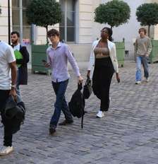 Representantes de organizações de estudantes do Ensino Médio após reunião com o ministro da Educação Nacional, Édouard Geffray, no dia 02 de outubro de 2026, em Paris. Foto: AFP - LUDOVIC MARIN / RFI