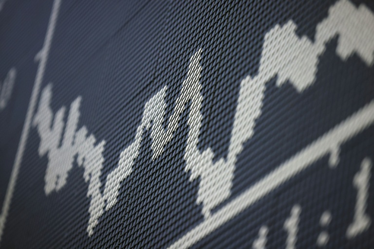 As ações asiáticas foram mistas enquanto dados positivos dos EUA foram compensados por elevados rendimentos de títulos e preços do petróleo