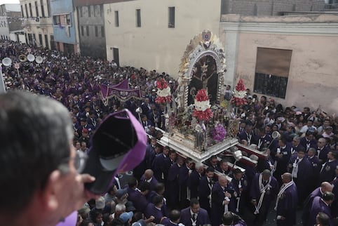 Así fue la primera salida del Señor de los Milagros: el Centro Histórico de Lima se llenó de fe y devoción | FOTOS